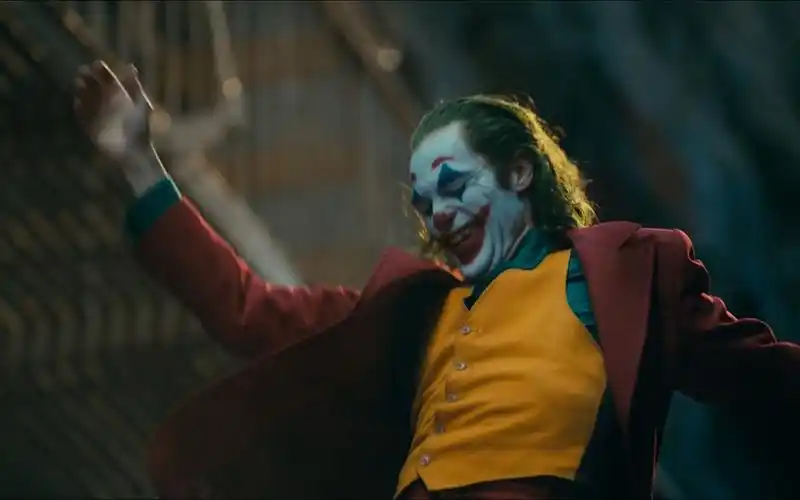 是世界让小丑变得癫狂