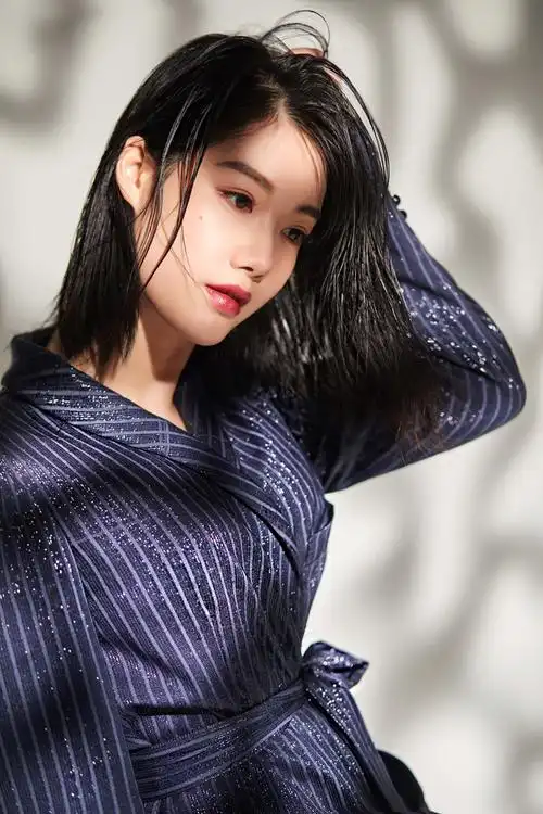 演员王婷初冬写真曝光造型简约时尚独具魅力