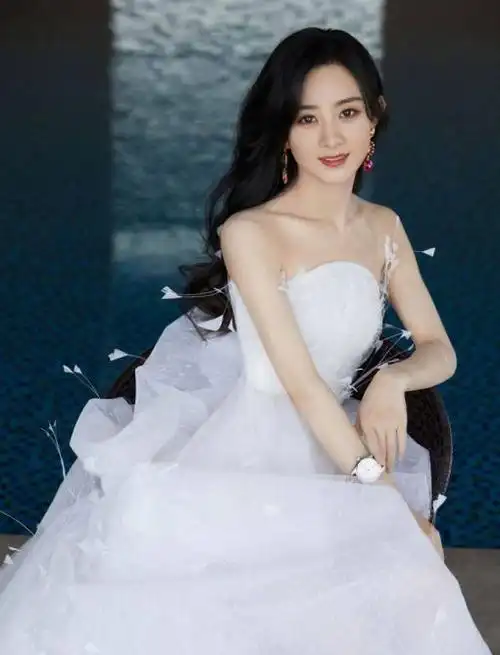 赵丽颖穿羽毛裙秀小鸟腿细腰美背吸睛网友这是当妈妈的人