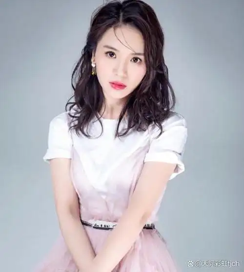 黄英,中国内地女歌手,演员