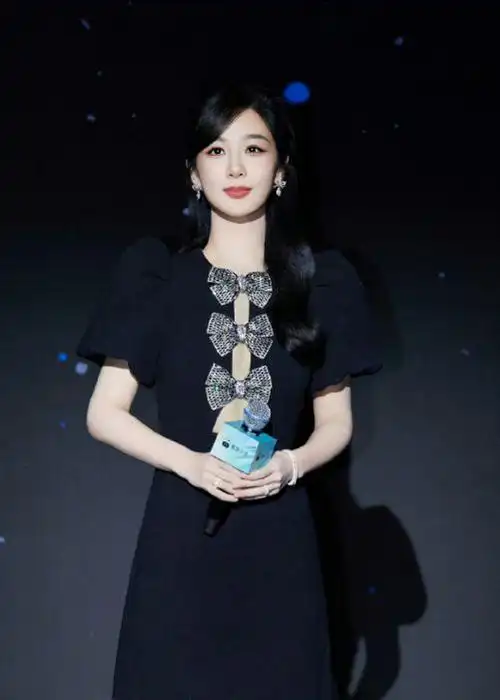 杨紫出席活动,靓丽搭配年轻有气质|拼色|收腰|高跟鞋|筷子腿_网易订阅