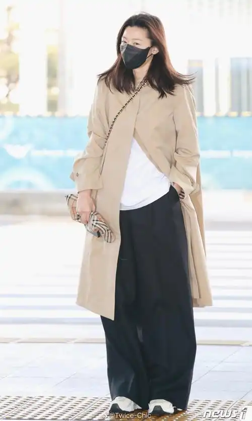 全智贤机场风衣穿搭