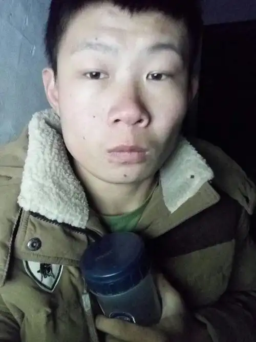 大家觉得这个这个男的素颜怎么样?未经美颜化妆处理过的