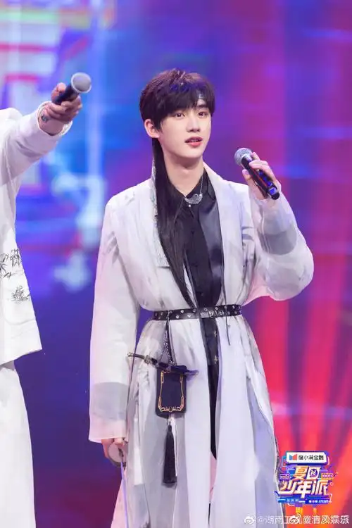 丁程鑫#夏日少年派#高清剧照来袭~  上一秒是仙气飘飘的靓丽少侠,下