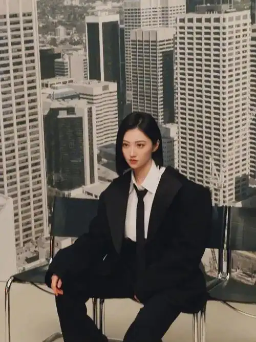 景甜最新杂志封面西装穿搭也太飒了吧