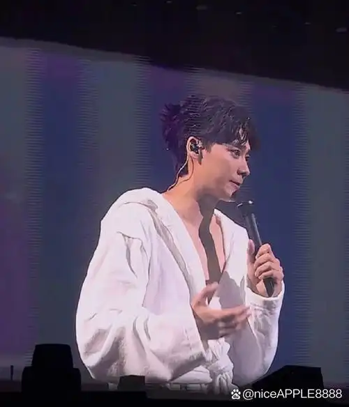 李易峰说这是他兑现承诺的一场演出,还再次表示未来可能会有更多场次