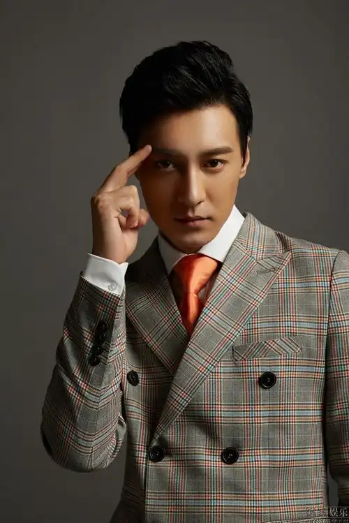 何建泽西服魅力写真轻熟男明暗光影显深情