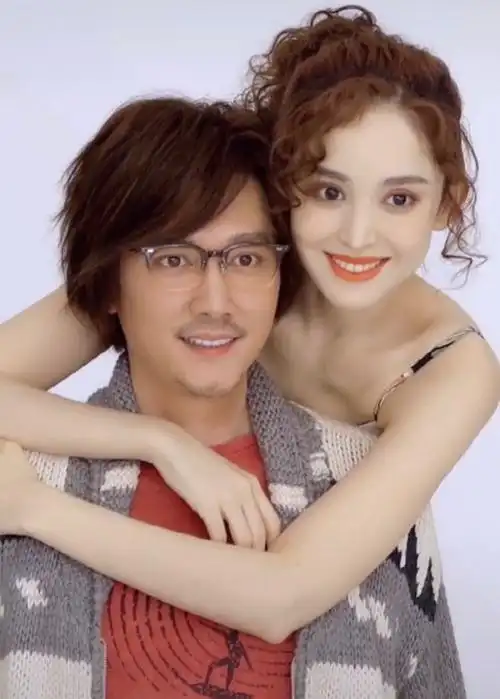 结了婚就是不一样!冯绍峰被古力娜扎双手绕颈,身子板正表情发僵