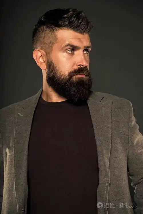 男理发师护理.头发和胡须护理.一个留着时髦发型的刮胡子的家伙