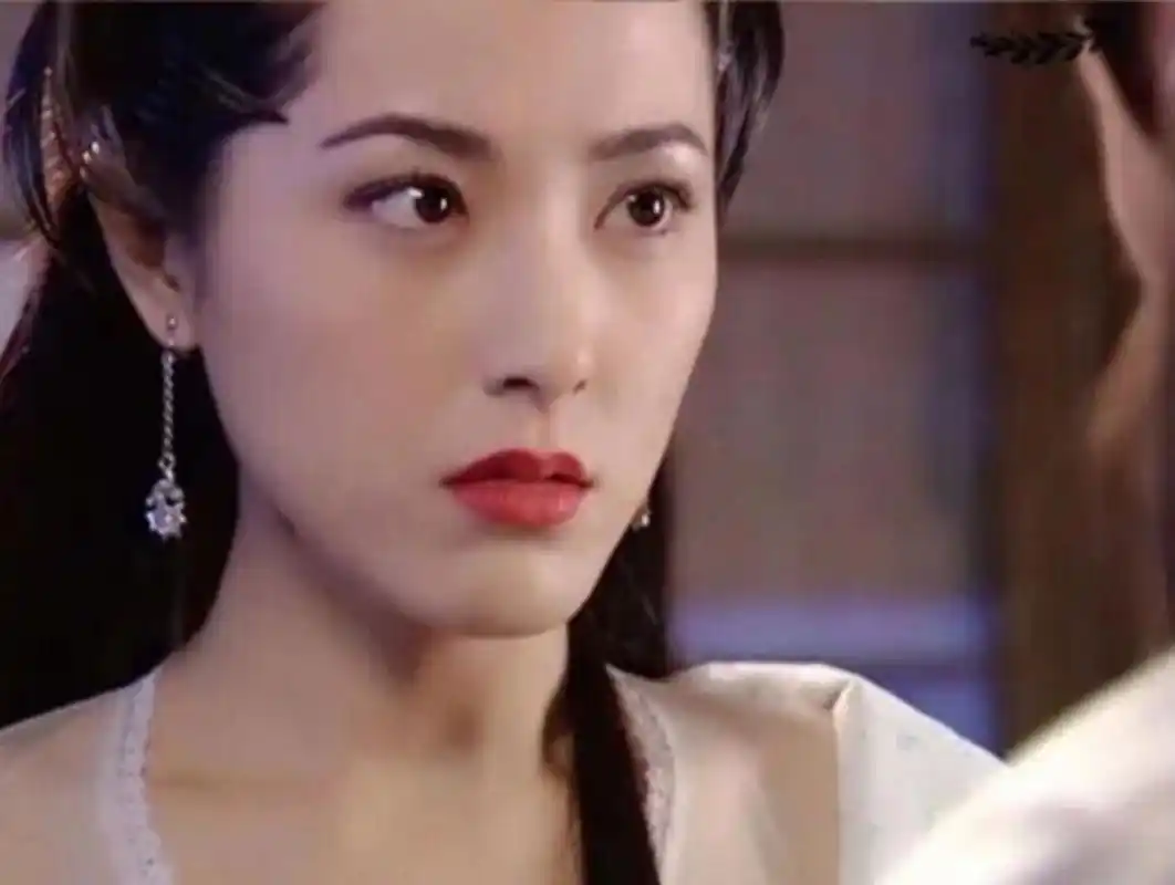 年轻时的曾黎才真美貌绝伦,令人惊艳啊 这么美的阿母,怎么可能会讨厌