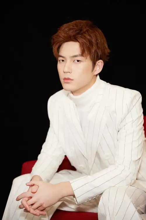 董力白衣现身时尚盛典获年度跨界男艺人奖