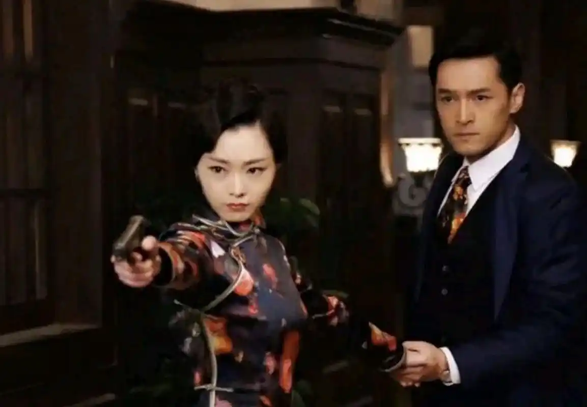 2015年,宋轶在拍摄《伪装者》时,有场和胡歌的戏连续ng了10次,导演