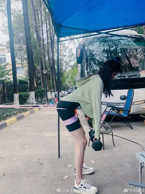关晓彤晒片场健身照穿紧身裤秀美腿超自律