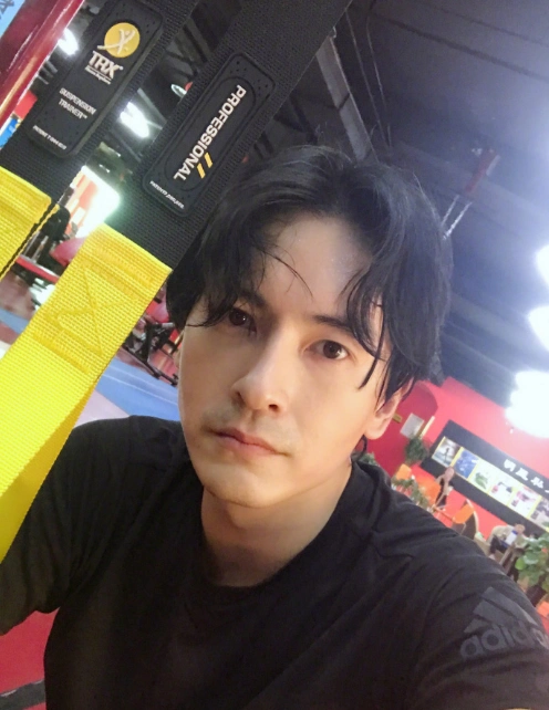 4月26日报道(图文/小易)25日,郑元畅在微博晒出一组健身照,照片中