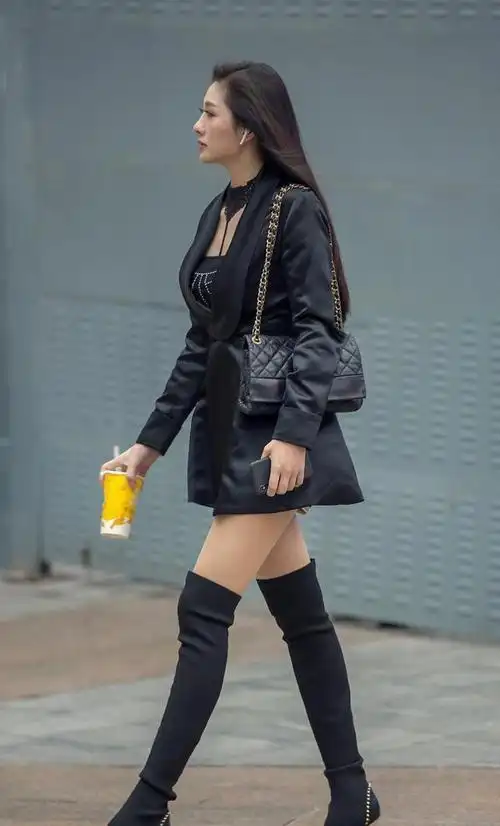 美女选择过膝高筒靴搭裙子搭短裤时尚度高保暖又显腿长