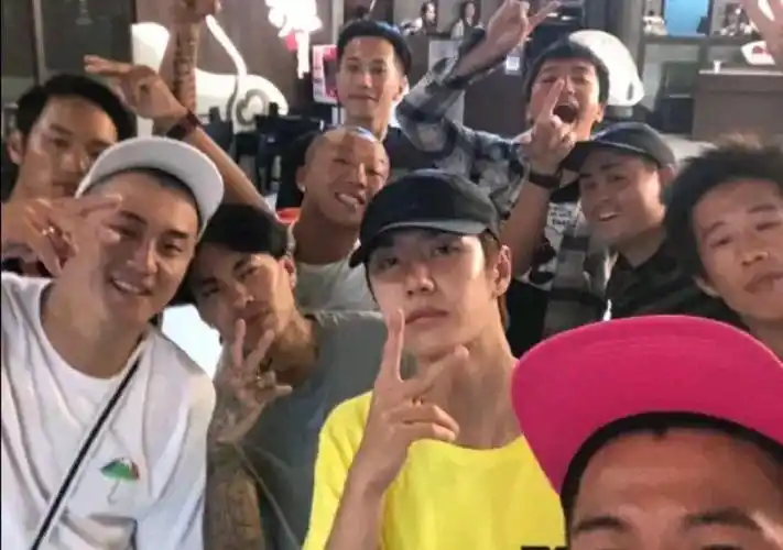 王一博,素颜合照路人,无惧颜值不愧是酷盖