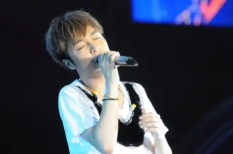 青峰演出图网易娱乐10月2日报道据台湾媒体报道,苏打绿主唱吴青峰宣布