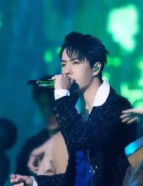 不过也有不少exo的粉丝认为这首歌抄袭exo的lotto,相关话题甚至还上了