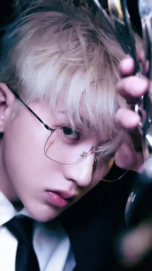 蔡徐坤 银发搭配眼镜秒变漫撕男啊