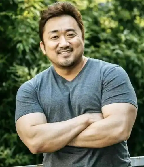 近日,韩国男演员马东锡在社交网站上晒出了自己从小到大不同年龄段的