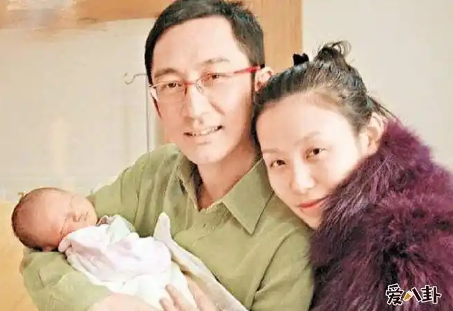 石洋子现任丈夫身份揭秘:与年长11岁的吴启华婚姻破裂原因剖析