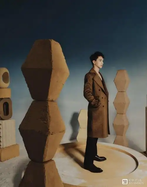 来吧,把风衣穿出让同学和朋友嫉妒的样子,比较喜欢杨洋那件