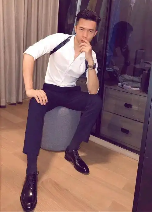 白衬衫正装帅哥,黑皮鞋搭黑袜,魅力帅