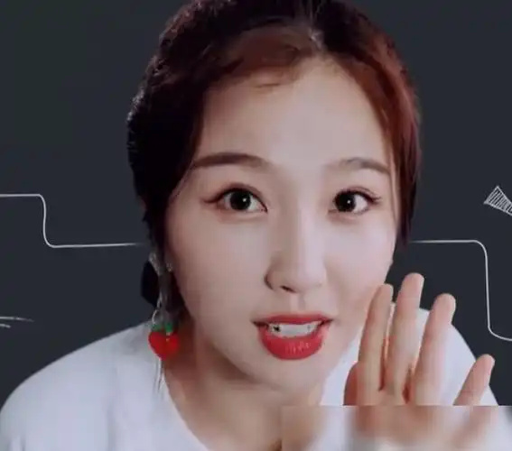 虞书欣对着镜头做鬼脸看清放大的五官这谁扛得住