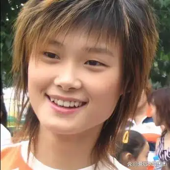 小时候看超女,李宇春就是这个样子,长大了看她还是这个样子,40岁的她