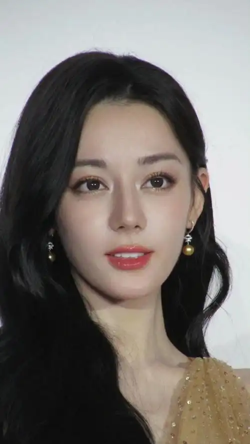 迪丽热巴是一位非常美丽的女演员,她的颜值非常高.