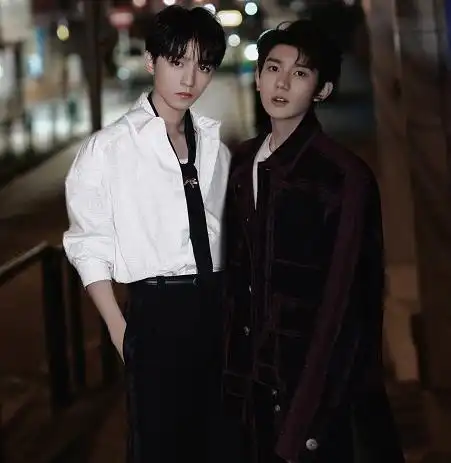 王源接王俊凯回家,车内坐姿cp感十足,发现被拍一脸羞涩打招呼_腾讯