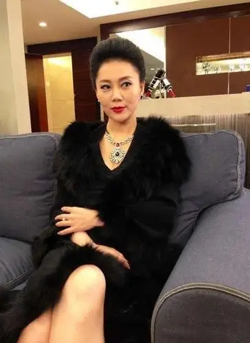 胡彩虹摇身一变成双面辣妈