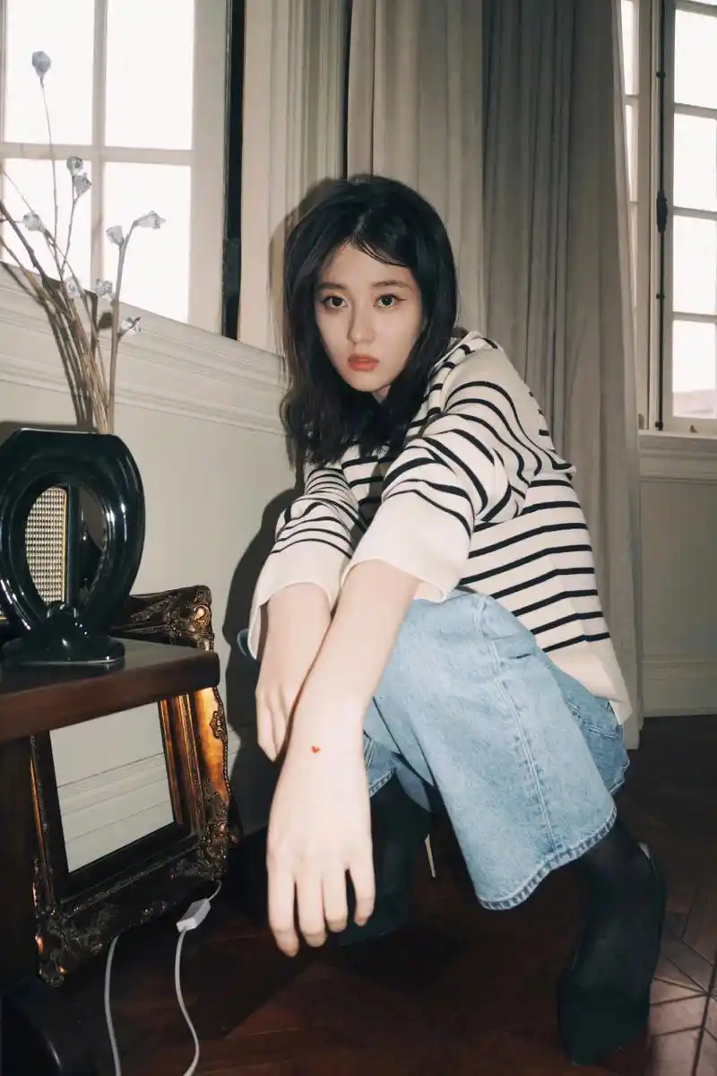 乔欣好会穿呀,牛仔裤和高跟鞋果然是绝配,而且里面穿着黑丝袜,本身就