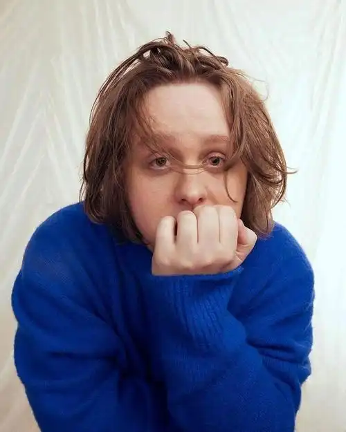 最近,25岁的苏格兰著名男歌手 lewis capaldi(刘易斯·卡帕尔迪)凭借