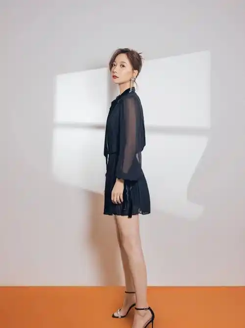 王珞丹时尚短裙活动宣传照,结合高跟鞋,清新优雅_身材_五官_风格