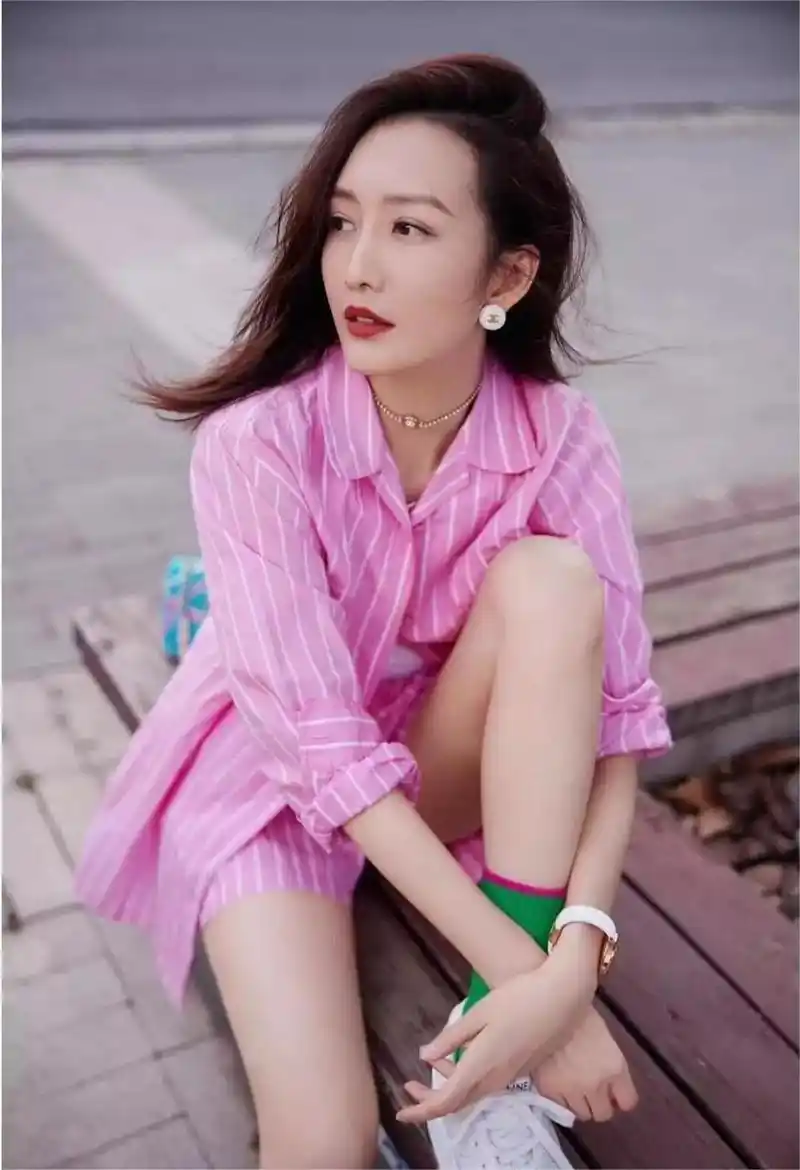 王鸥最新时尚街拍,一身粉色竖纹衬衣短裤,再次征服了众人的眼球