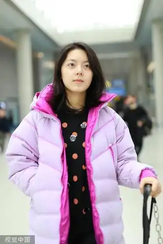 组图:赵今麦穿粉红色羽绒服似邻家小妹 素颜甜笑元气满满