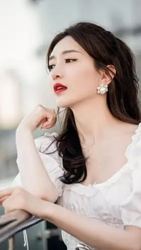 江疏影精美壁纸:皮肤白皙,优雅迷人!