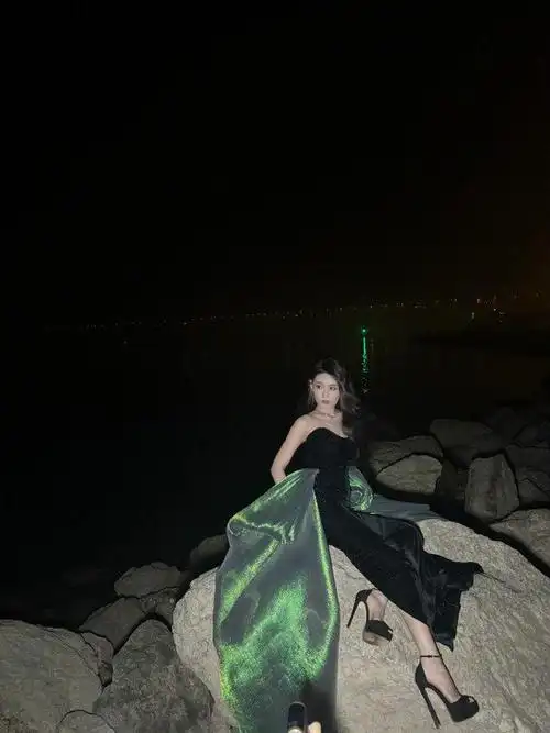 蒋依依穿恨天高看着就很难驾驭做女明星也是蛮难的