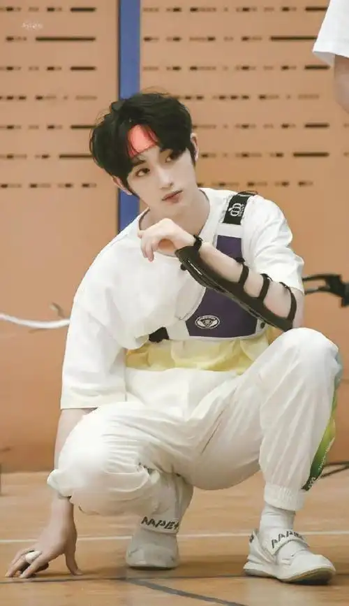 丁程鑫《快乐大本营》上班第一天,车内贴着一行字:曝光专属昵称