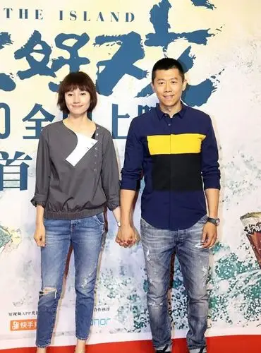 夏雨也太宠溺了吧手里拎着两个行李箱让袁泉美美走路