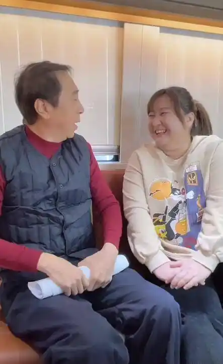 贾玲罕见同框师父,180穿卫衣身材圆润,给冯巩介绍对象太调皮_造型