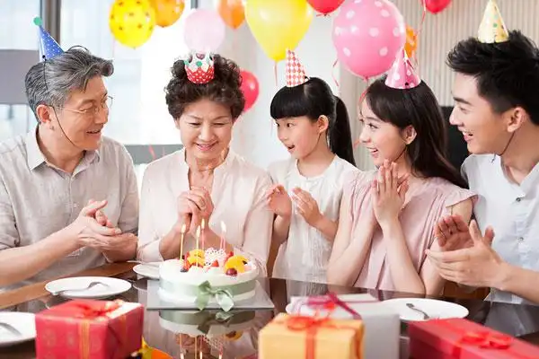 快乐家庭庆祝生日
