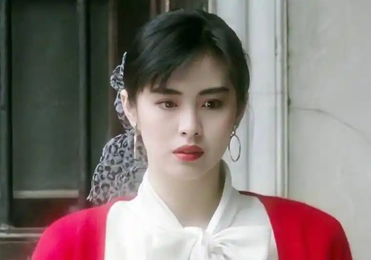 3,鼻部王祖贤的鼻子形状立体,高度适中,鼻梁弧度自然,鼻头精致小巧,没