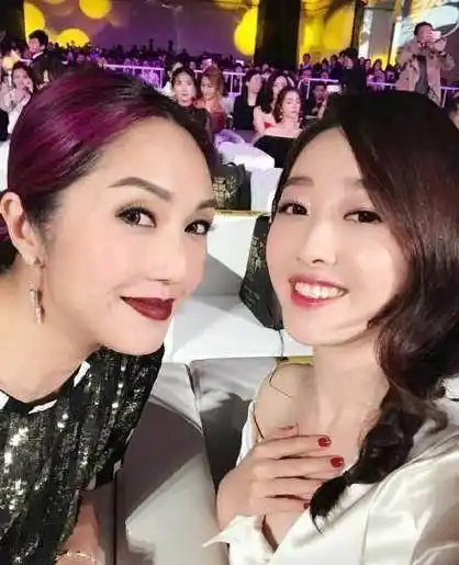 杨千嬅出席活动妆容太浓认不出,手机屏幕出镜也不给别人马赛克_小腿