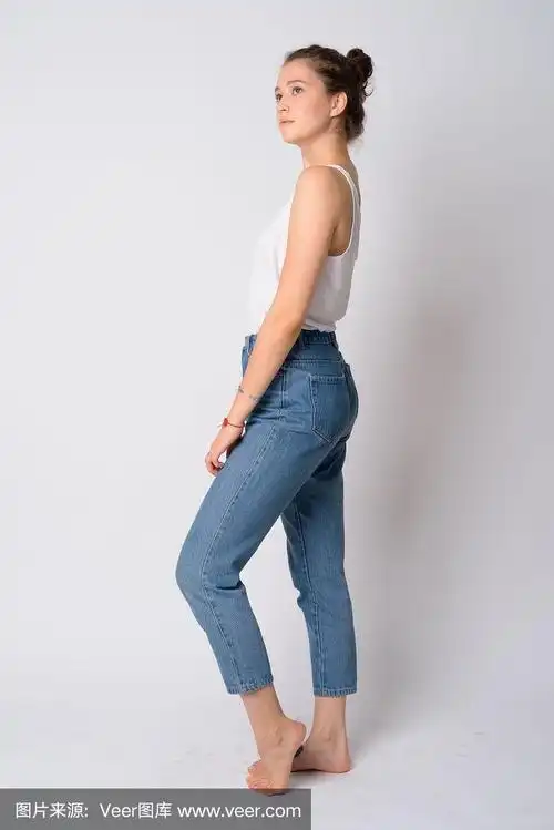 年轻美丽的女子仰视的全身特写