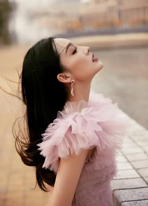 李沁超话紫雾轻纱,拂微风清浅.@李沁夜色将临,眺温柔氤氲.