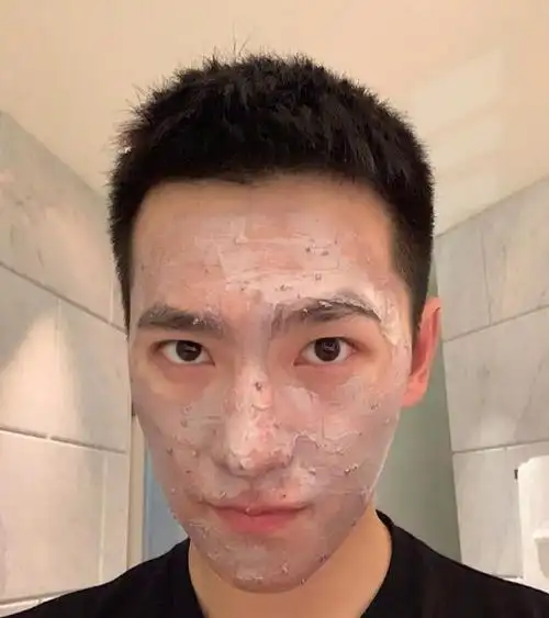 杨洋新年晒自拍手臂抢镜真实演绎什么叫穿衣显瘦脱衣有肉