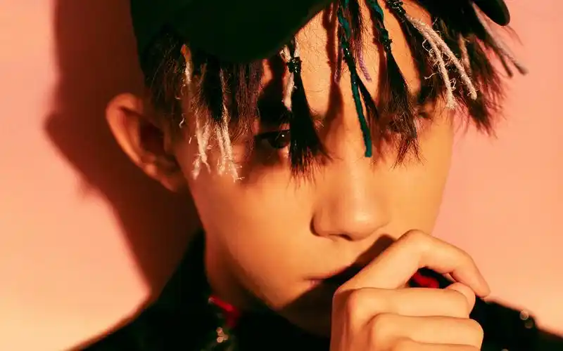 易烊千玺时尚写真高清电脑壁纸