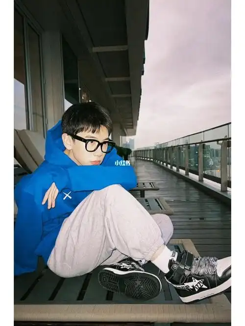 演员@费启鸣在线示范,上脚 izzue x bape 全新联名鞋款bape sta64